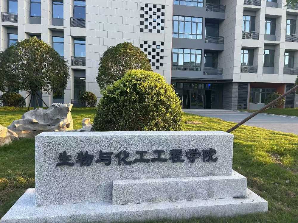 乌恰县扬州职业大学体育场高杆灯项目